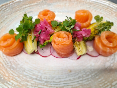 2e Gerookte zalm met radijs, little gem en ponzu dressing
