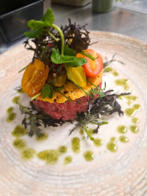 2Steak tartaar preparé                           Met kletskop van Parmenzaan: dragonolie